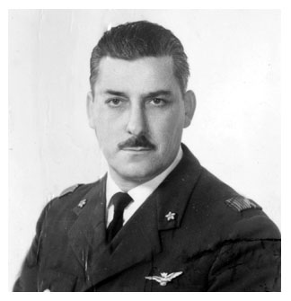 Giuseppe Borghese in una foto che lo ritrae in divisa da Maresciallo Pilota della Aeronautica Militare